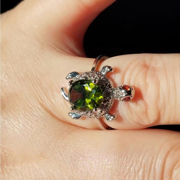 Silver Turtle Ring with Green Gemstone size 7 - Picture 4 of 5